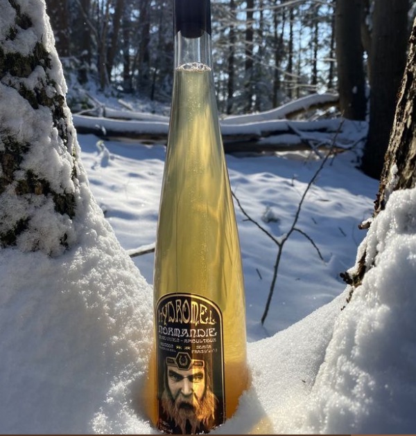Bouteille d'hydromel de Normandie posée dans la neige