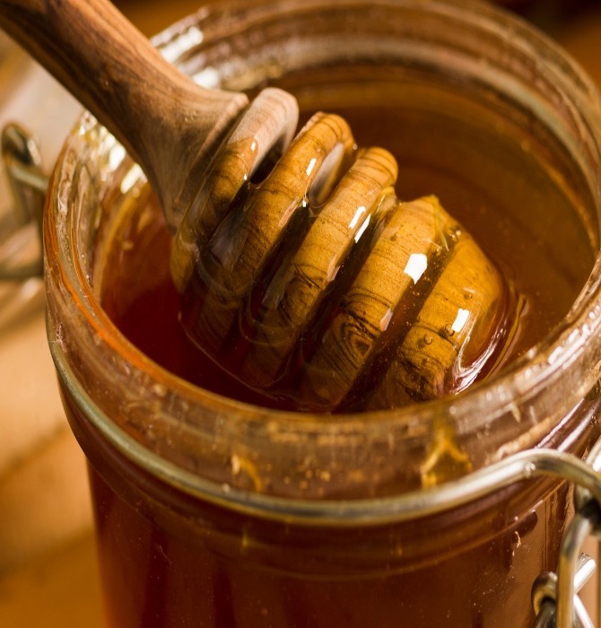 Pot de miel avec une cuillère en bois