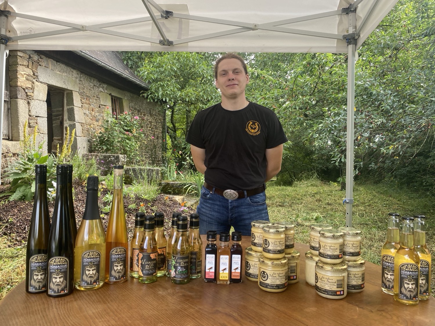 Mike Vivien derrière son stand de miels, hydromels et vinaigres